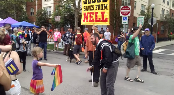 meisje regenboogvlag homofobe straatpredikant