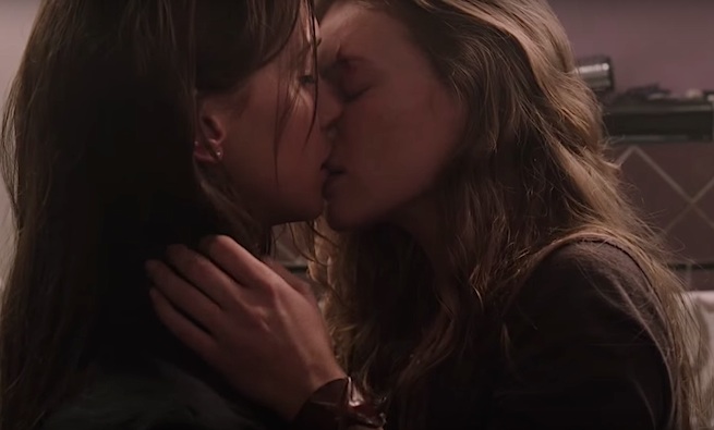 Сексуальные латинские лесбиянки целуются